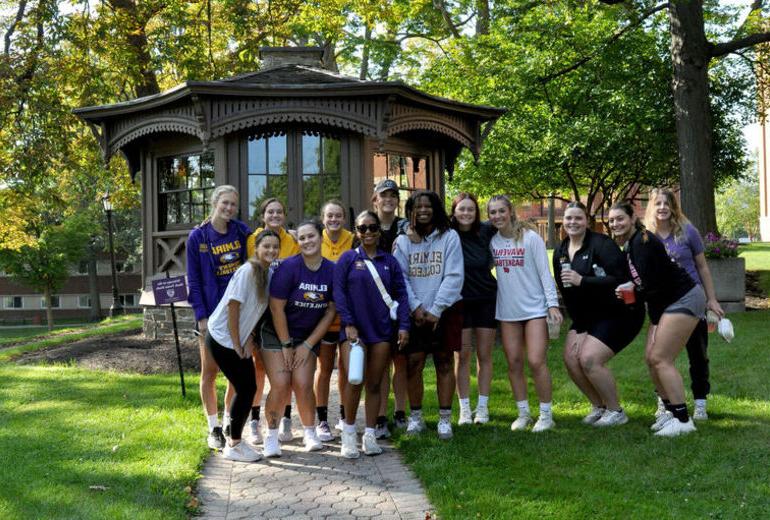 A group of female 学生 smile in front of the Mark Twain Study